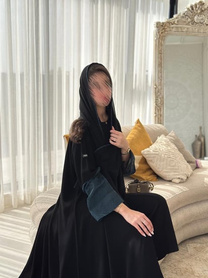 عباية ملكي مع اكمام بقماش هندي مطرز