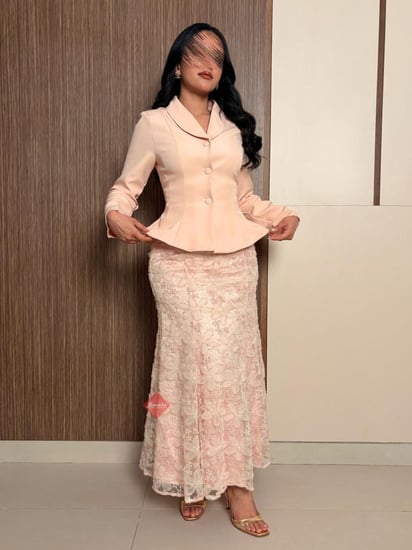 طقم نسائي شتوي ناعم قطعتين - تنورة ميرميد وجاكيت بأزرار ذهبية