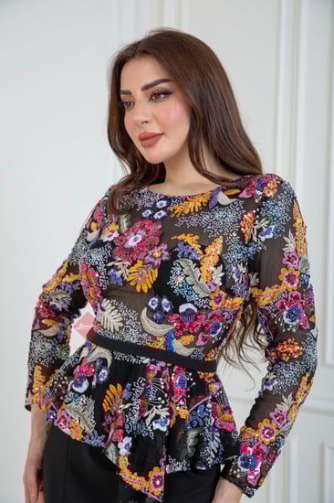 تفاصيل فستان سهرة طويل مزين بترتر ملون