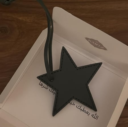 ميدالية +ميدالية مفتاح نحت عباره باختياركم كيس نسائي وستيكرات