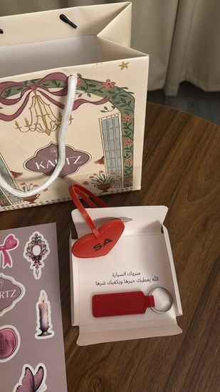 ميدالية +ميدالية مفتاح نحت عباره باختياركم كيس نسائي وستيكرات