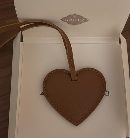 ميدالية +ميدالية مفتاح نحت عباره باختياركم كيس نسائي وستيكرات