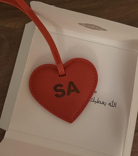 مسبحه +ميداليه تعليق + ميدالية مفتاح مع ستيكرات وكرت