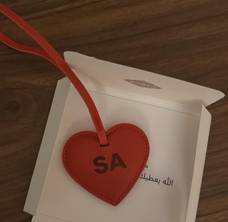 ميدالية +ميدالية مفتاح نحت عباره باختياركم كيس نسائي وستيكرات