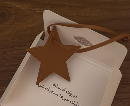 ميدالية +ميدالية مفتاح نحت عباره باختياركم كيس نسائي وستيكرات