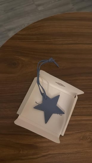 ميدالية +ميدالية مفتاح نحت عباره باختياركم كيس نسائي وستيكرات