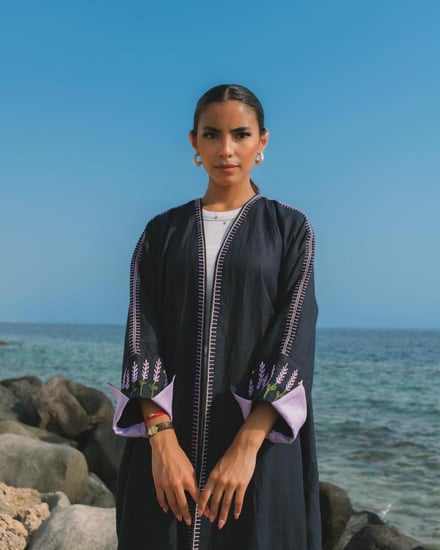 عبايه كحلي ورده الخزامى