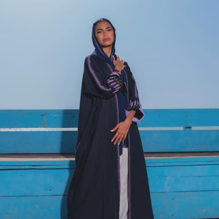 عبايه كحلي ورده الخزامى