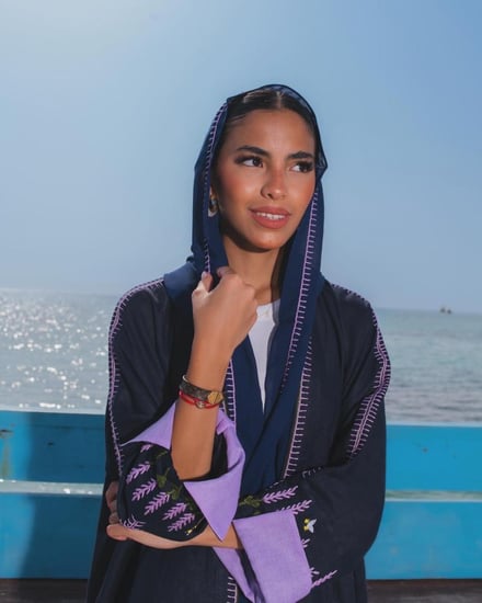 عبايه كحلي ورده الخزامى