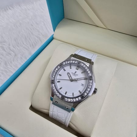 ساعه هوبلت جلد نسائي كلاسيك ابيض