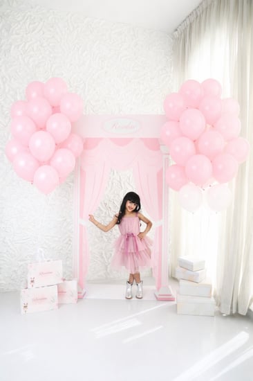 قطعتين من التُل الوردي و فيونكه مخمل