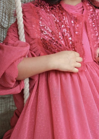 فستان فوشي بياقه شك يدوي