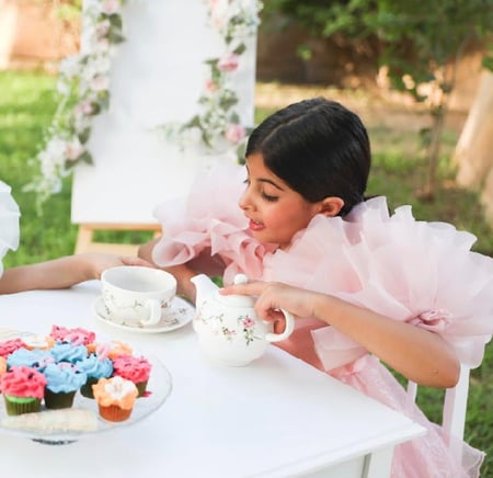 فستان خربزي بطبقات من التُل و أكمام كشكش