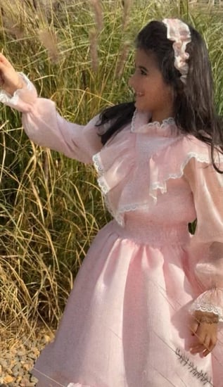 فستان وردي باكمام طويله و اطراف دانتيل