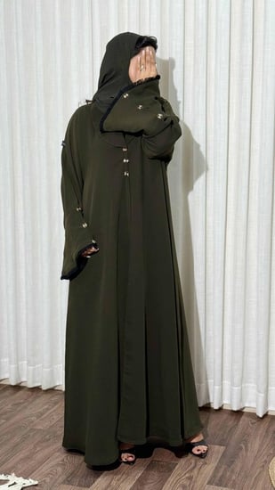عباية نسائية ملونة زيتي بتصميم راقي وأناقة لافتة