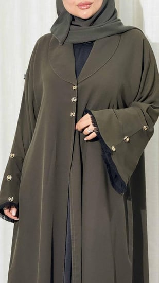 عباية نسائية ملونة زيتي بتصميم راقي وأناقة لافتة
