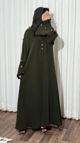 عباية نسائية ملونة زيتي بتصميم راقي وأناقة لافتة