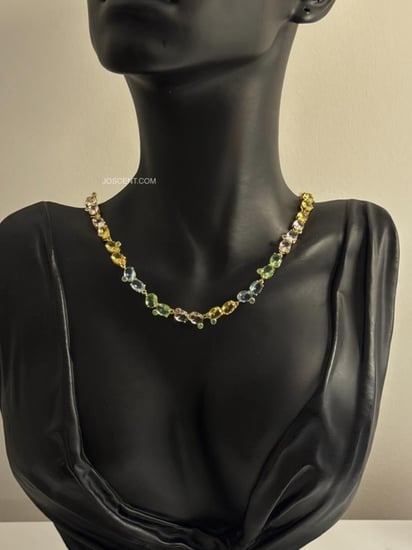 عقد نسائي فاخر مرصع بفصوص صفراء لافتة
