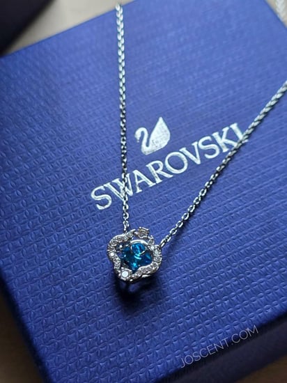 عقد سواروفسكي Sparkling Dance بحجر أزرق لامع