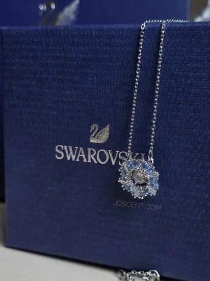 قلادة على شكل زهرة مرصعة بكريستال أزرق وأبيض