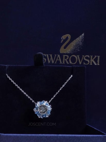 قلادة Idyllia نسائية بشكل زهرة مرصعة بكريستال أزرق