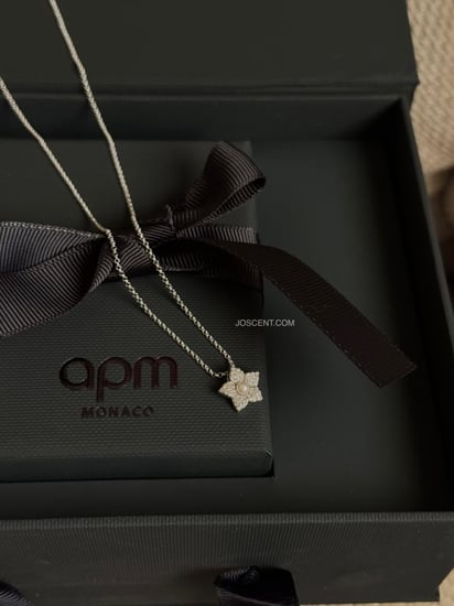 سلسال زهرة لؤلؤ فضي من APM Monaco