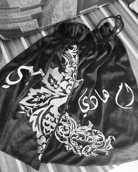 اكياس عبايات قطيفه مطرزة بالاسم