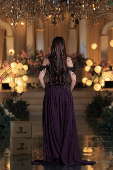 فستان ارجواني داكن مطرز بالخرز