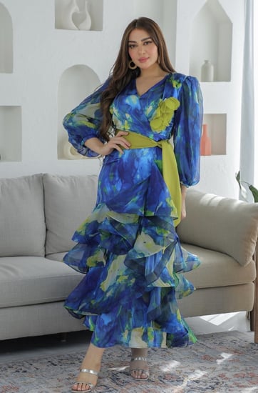 فستان انيق بحزام على الخصر  وقصه مميزة لون واحد