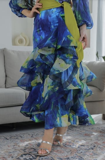 فستان انيق بحزام على الخصر  وقصه مميزة لون واحد