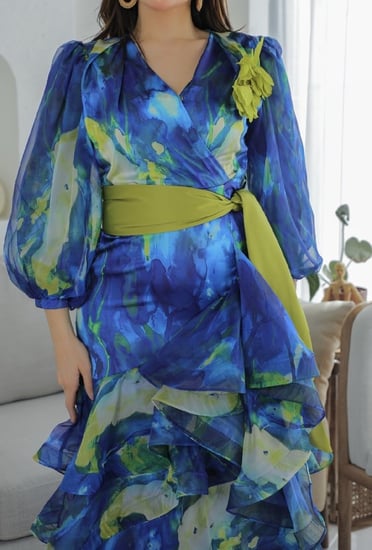 فستان انيق بحزام على الخصر  وقصه مميزة لون واحد