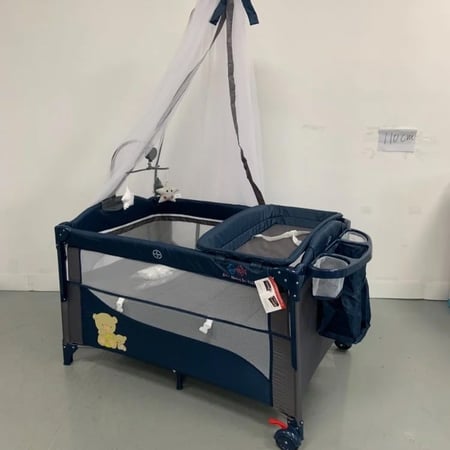 سرير اطفال مع محبس