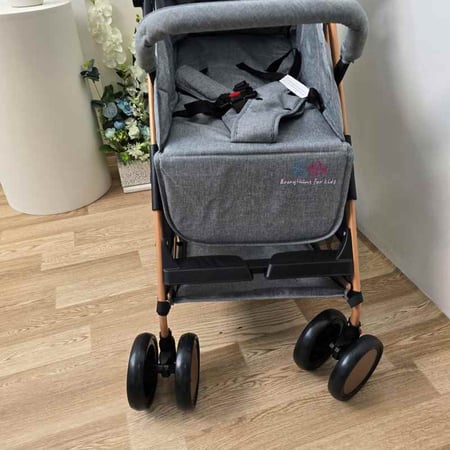 عربة أطفال أنيقة بتصميم مميز