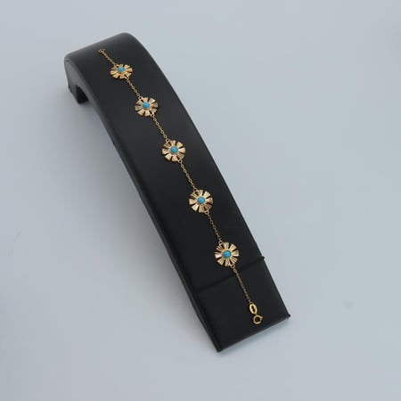 طقم ذهب عيار 21 بتصميم رموش فيروزي لطلالة مميزة وانيقة