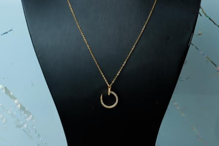 سلسال المسمار ذهب عيار 21 بتصميم الماسي بوزن 2.2 جرام