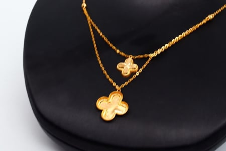 سلسال ذهب تصميم وردة الفان كليف عيار 21 وزن 5-2 جرام الفخامة والجمال