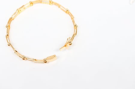 سوارة مونيكا ذهب عيار 18 المميز ويضفى اطلالة فائقة الجمال