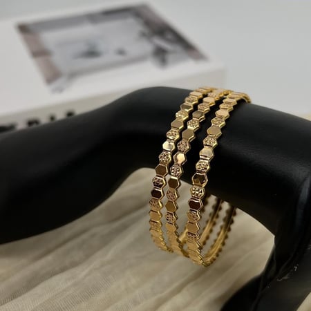 اساور شومية فخمة - غوايش ذهب عيار 21 بوزن 7,4 جرام