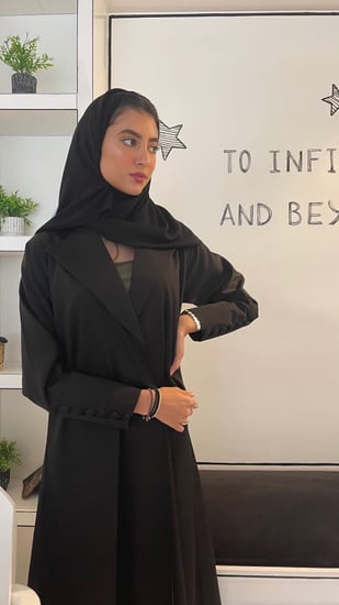 عباية تصميم رسمي مع قطعة الصدر