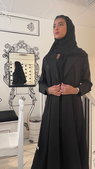 عباية تصميم رسمي مع قطعة الصدر