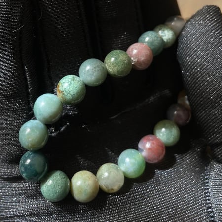 اسوارة من حجر العقيق الطحلبي