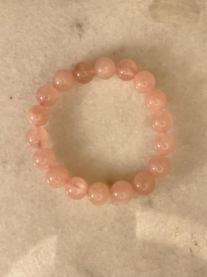 اسوارة حجر الكوارتز الوردي ( حجر الحب )