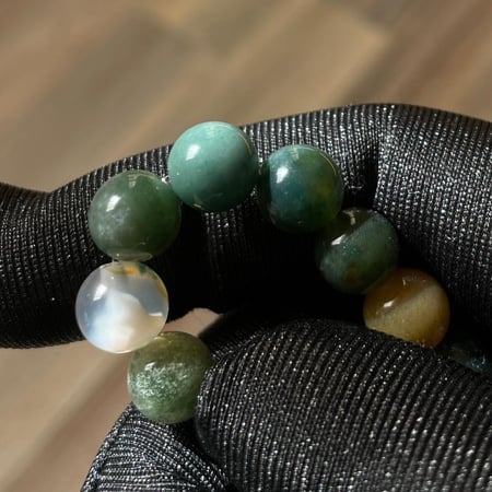 اسوارة من حجر العقيق الطحلبي