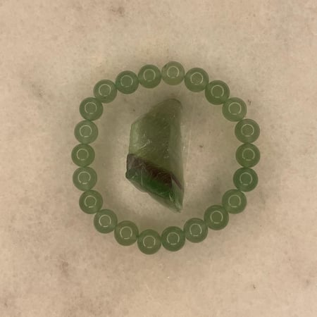 اسوارة من حجر الافنتورين الطبيعي