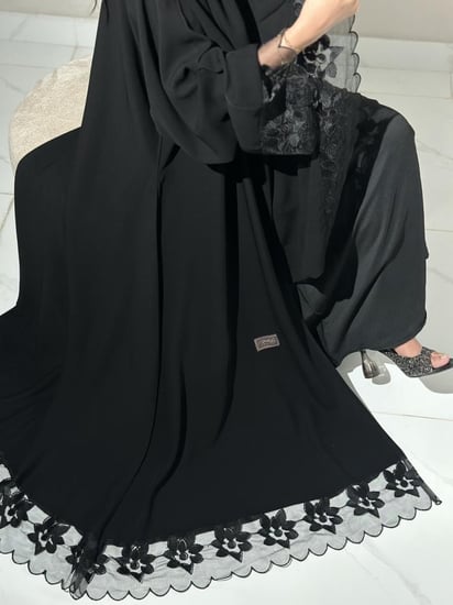 عباية كلوش اسود دجي كريب ملكي بدانتيل مطرز للسهرات
