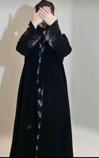 عباية الدانة رمادي غامق بتطريز ورد فاخر نص كلوش