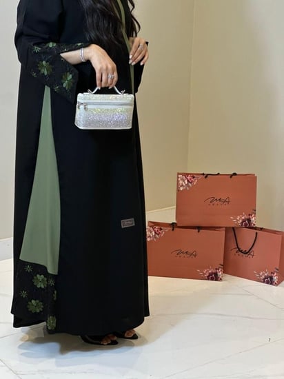 تفاصيل تطريز يدوي أخضر على عباية نص كلوش