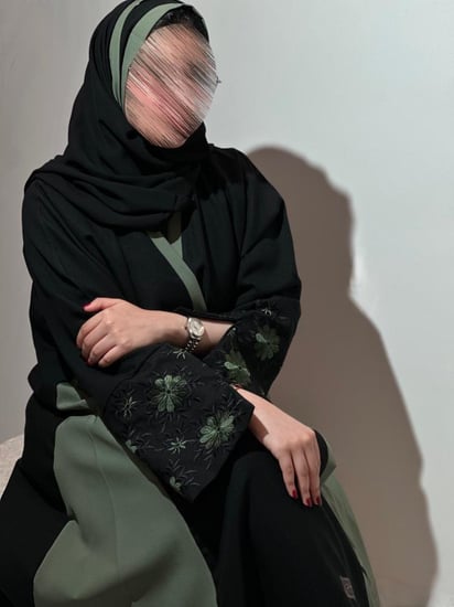 إطلالة أنيقة بعباية نص كلوش انسيابية مريحة