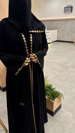 عباية هياء عباية بشت نسائي كريب ملكي بتطريز ذهبي فاخر