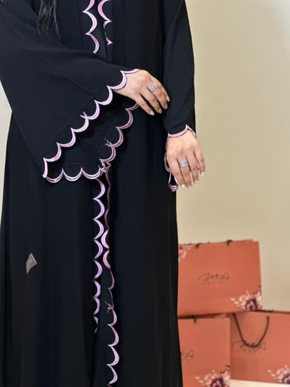 عبايه فن - عباية وردي سوداء كريب ملكي نص كلوش بتطريز متعرج